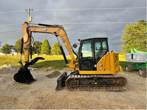 The CAT 374 Excavator's weight makes it stable so that it will not topple over as you work. Even when moving huge, heavy objects, heavier machinery remains in place.   