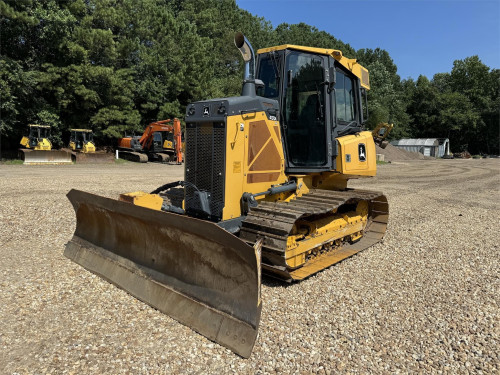 Komatsu D355A Bulldozer to enhance your industrial or construction projects? It is crucial for most contractors, business owners, and excavation teams to find dependable heavy equipment to maximize efficiency and productivity.